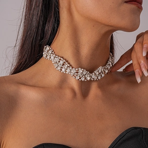 Dettaglio di un girocollo color argento con strass scintillanti indossato sul collo