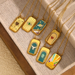 Colliers pendentifs carrés tarot vintage plaqués or 18 carats avec émail et cristaux brillants