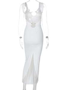 Dettaglio del design schiena scoperta e taglio in vita su questo elegante abito lungo bianco