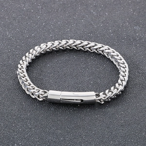 Dettaglio del bracciale a maglia in acciaio argento con robusta chiusura a scatto