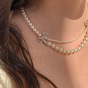 Collier de perles à double rangée avec un pendentif nœud diamanté pour femme
