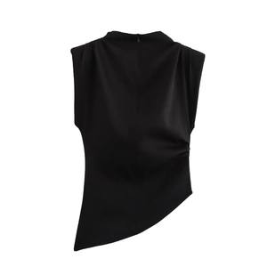 Détail du haut noir sans manches avec ourlet asymétrique et fermeture éclair invisible au dos