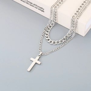 Détail du collier à double épaisseur avec croix en acier inoxydable pour hommes