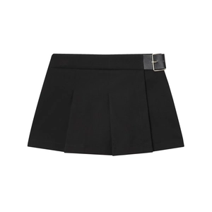 Détail d'une mini-jupe plissée noire avec boucle de ceinture et finition en tissu structuré