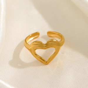 Bague ajustable en acier inoxydable doré avec design de mains formant un cœur