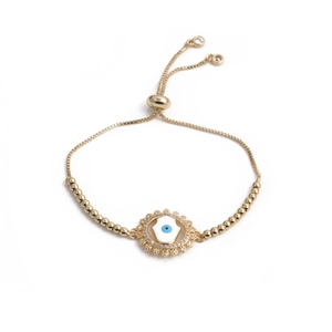 Vue détaillée du bracelet doré ajustable avec pendentif œil maléfique et main de Fatma serti