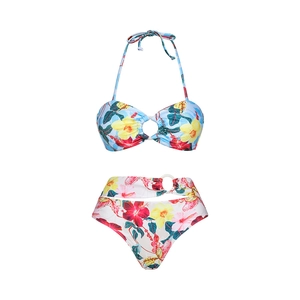Vue détaillée du bikini à fleurs avec imprimé tropical et anneaux blancs décoratifs