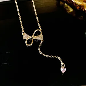 Collier nœud doré élégant avec zircons blancs et pendentif cœur rose pour femme