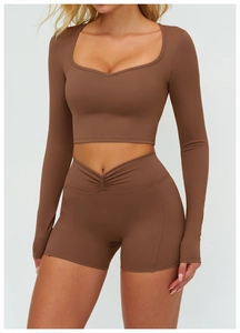 Détail du haut de yoga marron à manches longues et du short de sport taille haute en V
