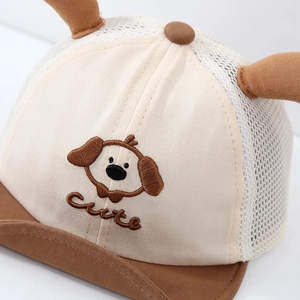 Chapeau de soleil pour bébé avec dos en maille et broderie oreilles de chiot