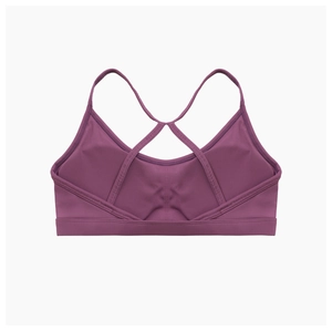 Détail des bretelles croisées au dos d'un soutien-gorge de sport violet foncé respirant