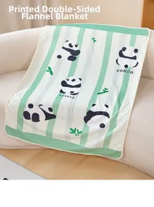 Detail einer weichen Panda-Flanelldecke mit grünen Streifen und Comic-Mustern