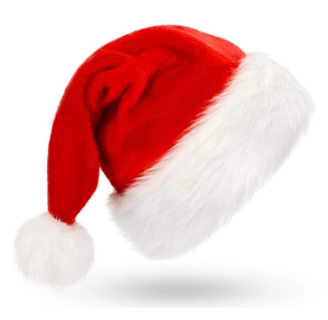 Détail de la texture en peluche douce du bonnet de Noël rouge avec bordure blanche