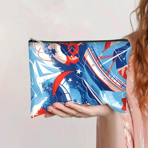 Détail de la trousse de maquillage en toile avec motif nautique rouge, bleu et blanc