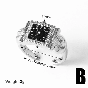 Detailweergave van zilveren horloge-ring met zwarte wijzerplaat en fonkelende zirkoon