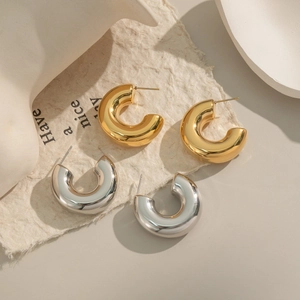 Créoles minimalistes en forme de C en or 18 carats et argent avec fini métal poli