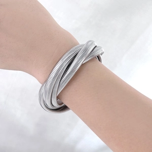 Primo piano di un bracciale a molla in acciaio inossidabile argento a quattro strati