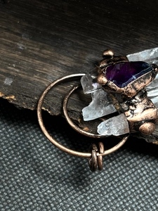 Detailansicht des handgefertigten Bronze-Anhängers mit rohen violetten Amethyst-Kristallen