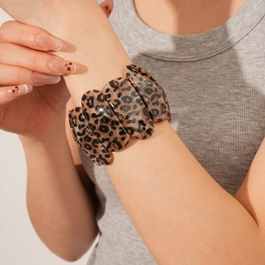 Gros plan du bracelet en résine léopard montrant la texture lisse de l'acrylique