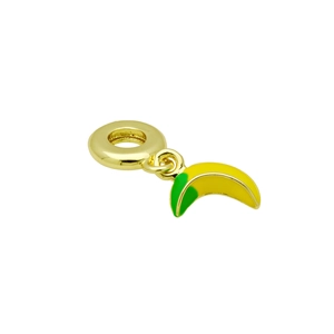 Détail d'un pendentif banane en plaqué or avec émail jaune et vert de haute qualité