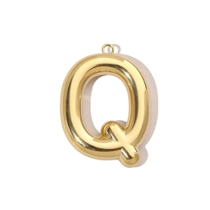 Vue détaillée du pendentif lettre Q dorée en 3D avec une finition métallique polie miroir