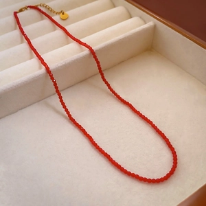 Choker élégant en perles de cristal rouge avec pendentif coeur doré et fermoir