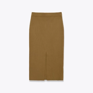 Détail de la jupe midi en tricot kaki avec taille haute élastique et fente frontale