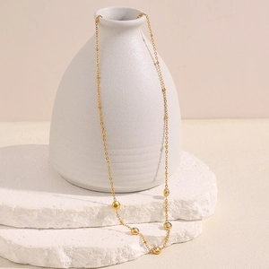 Détail du collier chaîne perlée plaqué or 18K avec cinq zircons ronds sur socle