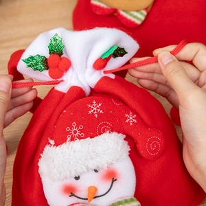 Sac cadeau de Noël rouge en velours avec cordon de serrage et motif de bonhomme