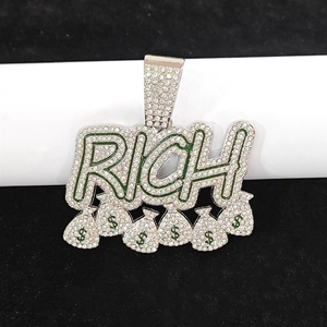 Pendentif Hip Hop RICH sacs d'argent avec touches vertes sur un support à bijoux