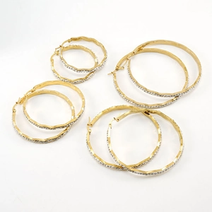 Set of four gold-plated wavy hoop earrings with micro-inlaid rhinestones in gradient sizes