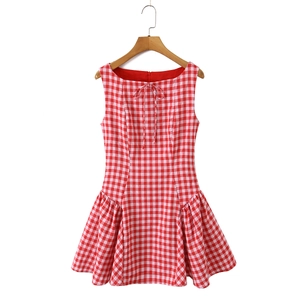 Détail d'une robe vichy rouge et blanc sans manches avec décolleté à cordon de serrage