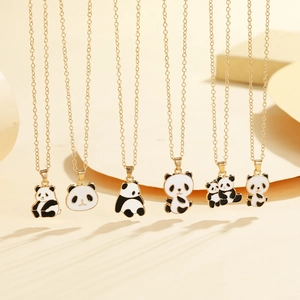 Collane con ciondoli a forma di panda carino in smalto bianco e nero e catena dorata