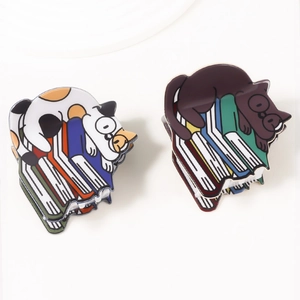 Pince à cheveux mignonne en acrylique motif chat et livres sur fond beige élégant