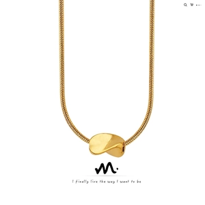 Elegante Collana Con Pendente A Tubo Intrecciato Da Donna In Acciaio Al Titanio Placcato Oro 18K Catena A Serpente