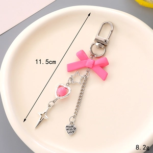 Détail du porte-clés nœud rose avec cœurs argentés, longueur 11,5 cm et poids de 8,2 g