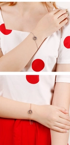 Detailansicht der silbernen und rosévergoldeten Smiley-Armbänder mit Zirkonia-Steinen