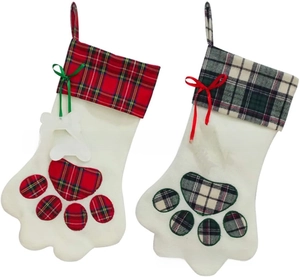 Détail de chaussettes de Noël en patte de chien avec motifs écossais et petits nœuds