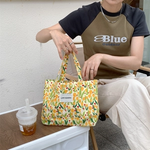 Gros plan détaillé d'un sac cabas en toile vintage avec motifs de tulipes rouges et jaunes