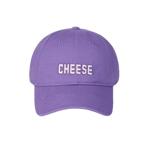 Klassische lila Baseballkappe aus Baumwolle mit CHEESE-Stickerei und gebogenem Schirm