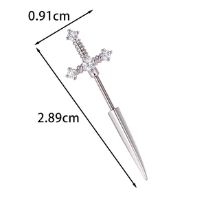 Silberne Schwert-Ohrringe mit Zirkonia-Inlay und detaillierten Produktabmessungen