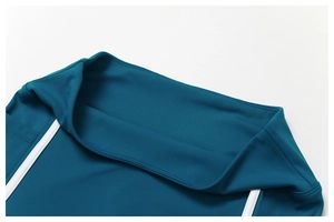 Détail du pantalon de yoga sarcelle à taille haute avec rayures blanches et tissu mat