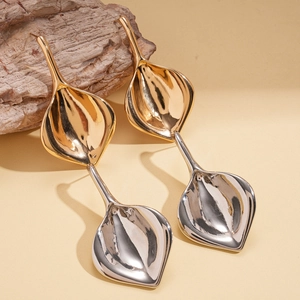 Boucles d'oreilles pendantes modernes en or et argent avec finition polie sur fond beige