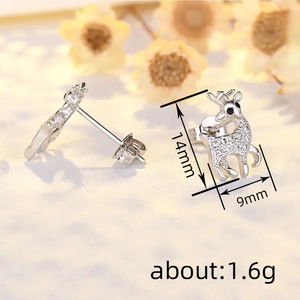 Delicati orecchini a perno a forma di renna in argento con zirconi per stile natalizio