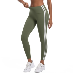 Détail du pantalon de yoga taille haute vert olive avec doubles bandes latérales et tissu