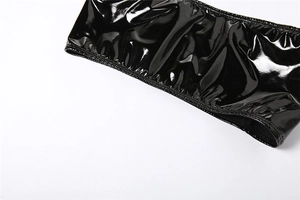 Détail macro du tissu en cuir verni noir brillant avec des plis froncés et des coutures fines