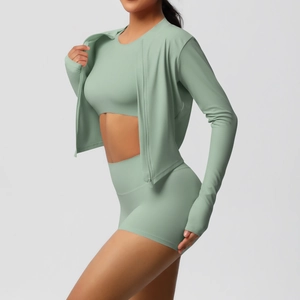 Détail ensemble yoga 3 pièces avec veste zippée vert menthe, brassière et short taille haute