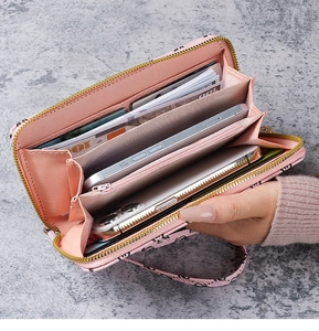 Vue intérieure du portefeuille long rose avec fentes pour cartes et poche zippée