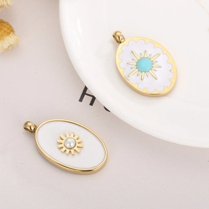 Detail von goldenen Oval-Anhängern mit Sonnenstrahlen, Türkis und Perle auf weißem Email