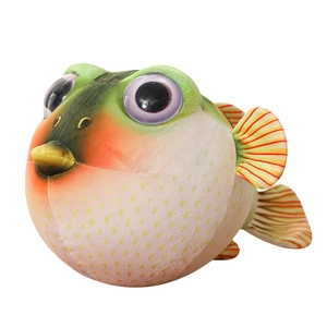 Peluche de poisson-globe avec dos vert, écailles orange et grands yeux violets